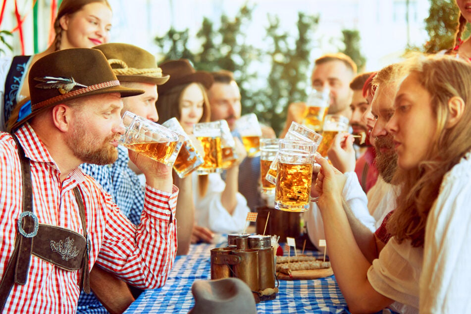 Mit traditionellen Festbieren von Paulaner, Löwenbräu und Co. kommt Oktoberfest-Stimmung zu Euch.