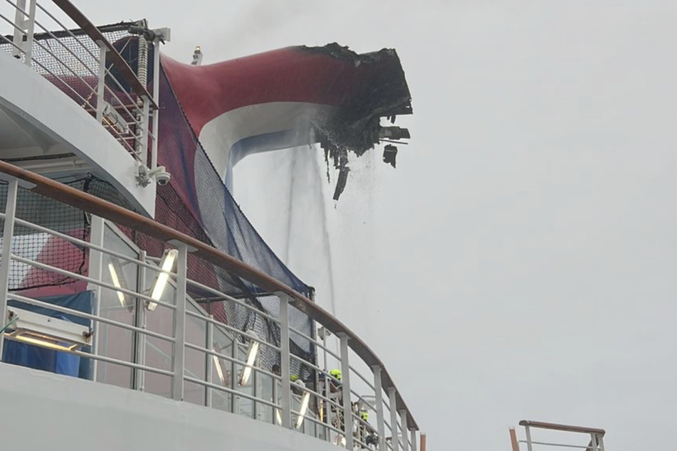 Teile des Schiffs, die in Brand gerieten, fielen auf das Deck.