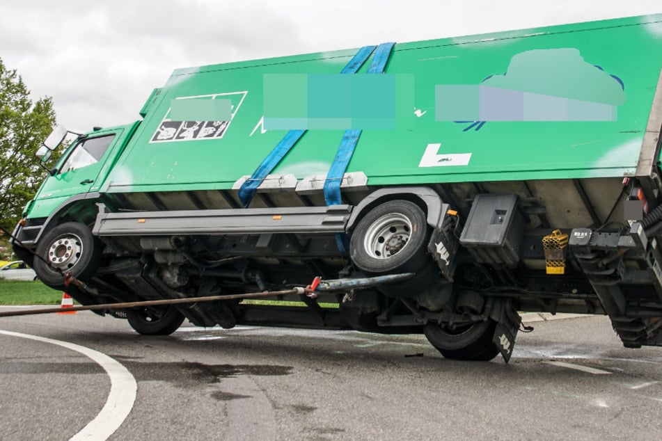 Der Lastwagen wird geborgen.