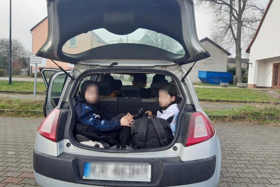 Im Kofferraum des Renault stellten die Bundespolizisten zwei Jugendliche fest.