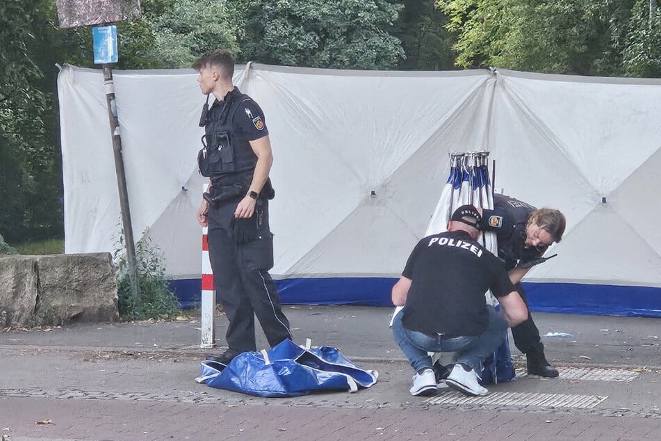 Autofahrer schlägt Fußgänger tot: Polizei sucht Zeugen