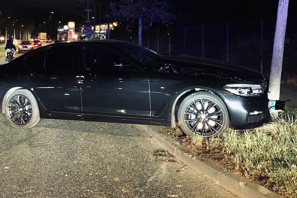 Ein schwarzer 5er BMW krachte in einer Kurve gegen einen Baum.
