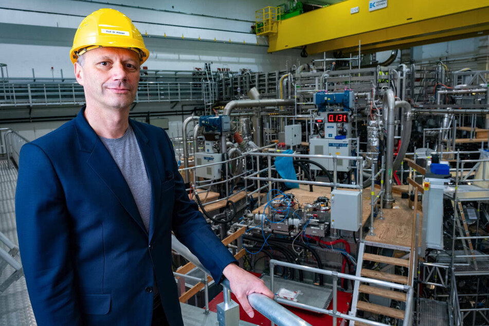 Thomas Klinger steht vor dem Forschungsreaktor. Der Direktor am Max-Planck-Institut für Plasmaphysik rechnet erst in der zweiten Hälfte dieses Jahrhunderts mit ersten Kernfusions-Kraftwerken.