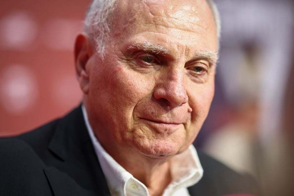 Bayerns Ehrenpräsident Uli Hoeneß (74) ist bekannt für seine Rettungsaktionen klammer Klubs.
