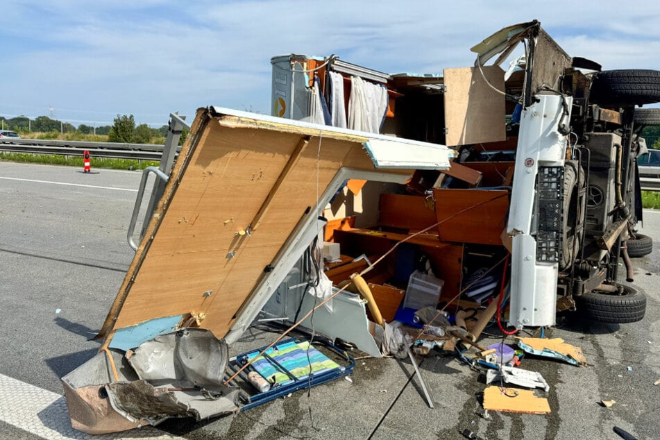 Unfall A1: Wohnmobil kippt auf die Seite: Fünf Verletzte, A1 stundenlang gesperrt