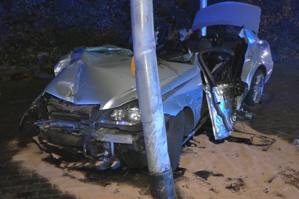 Auto schleudert gegen Ampelmasten: Zwei Männer schwer verletzt