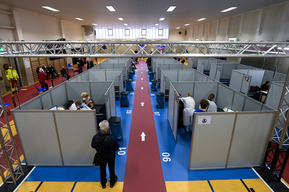 Das Impfzentrum in Halle (Saale). Seit Montagmorgen werden darin Menschen über 80 gegen das Coronavirus geimpft.