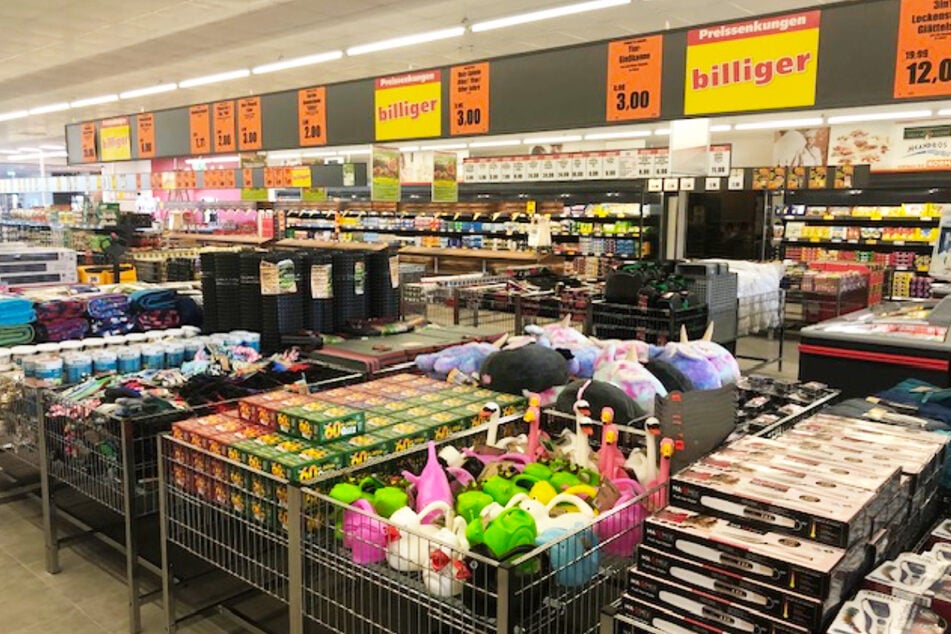 Die Regale sind bei NORMA mit vielen Angeboten gefüllt.