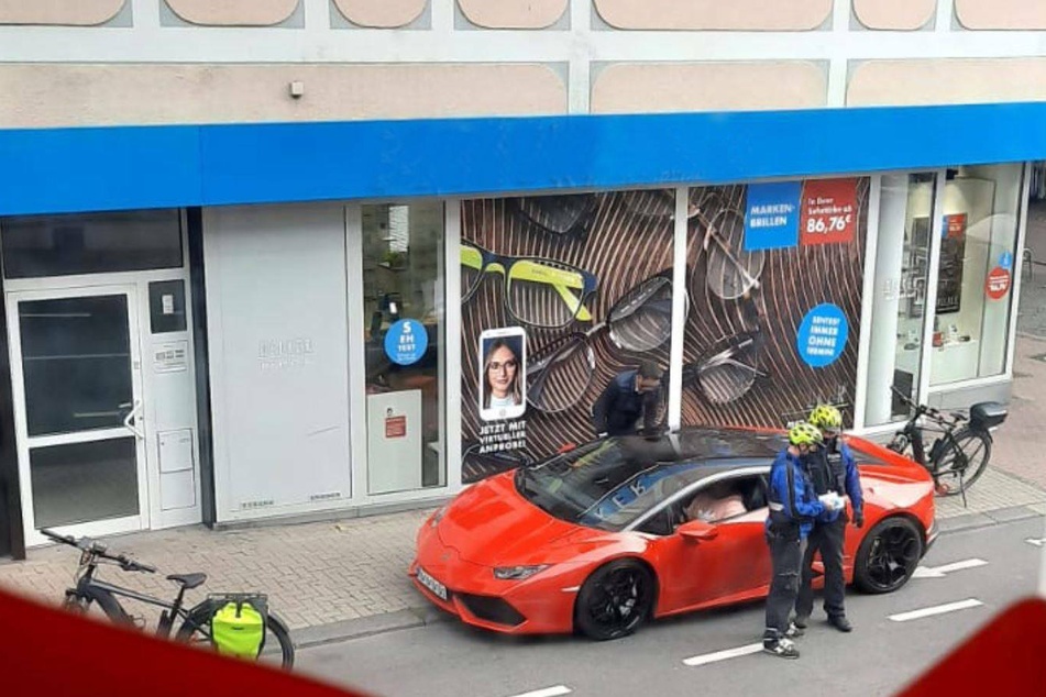 Eine Pedelec-Streife der Polizei Worms knöpfte sich den Lambo-Poser vor.