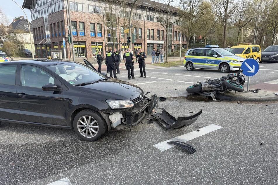 Bei einem Unfall in Hamburg sind am Samstagnachmittag ein Motorrad und ein schwarzer VW kollidiert.