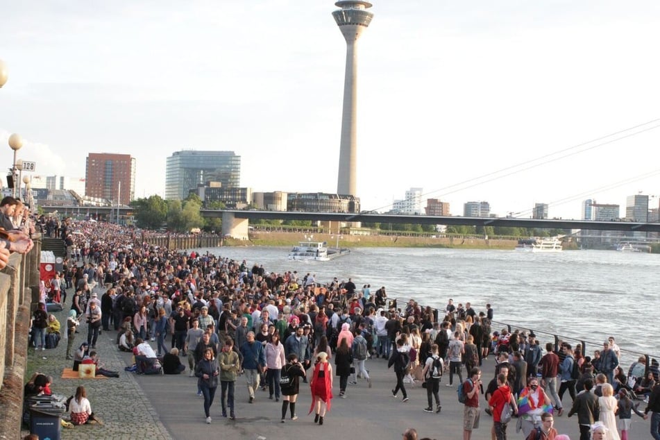 Bei großen Events wird's am Rheinufer in Düsseldorf eng.