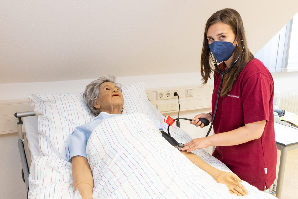 Pflegestudentin Marie-Christin Petrasch (28) überwacht den Gesundheitszustand von "Frau Schreiber". Die Puppe im Bett kann auch Herzinfarkte erleiden.