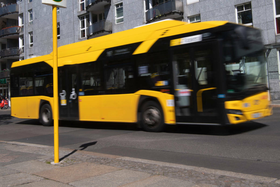 Tonnenschwerer BVG-Bus erfasst 43-Jährige an Ampel und überrollt Fuß