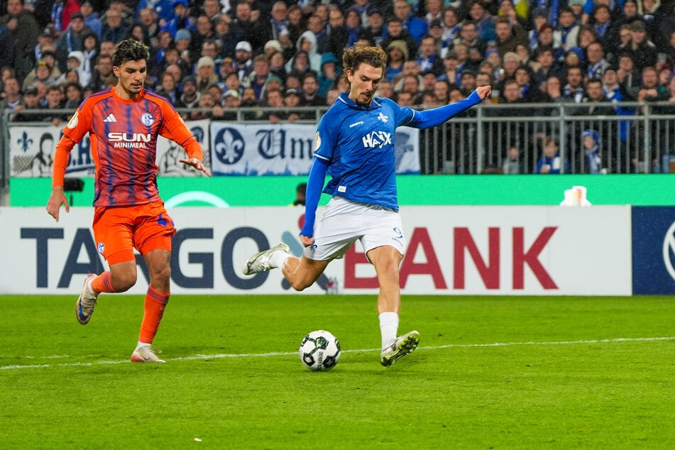 Fraser Hornby (r.) vollendet zum 3:0 für den SV Darmstadt 98.