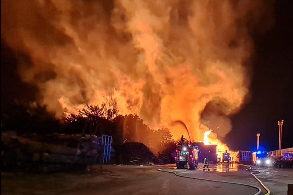 Großbrand in Baustoffhandel: 4500 Kubikmeter Holz in Flammen