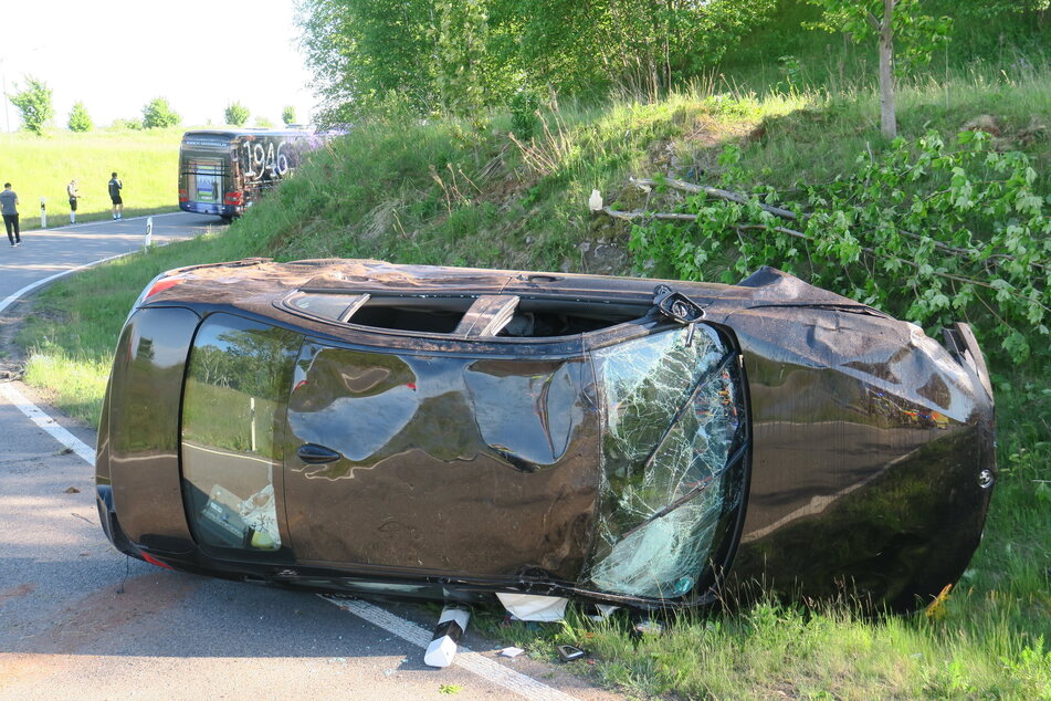 Der BMW hat sich überschlagen, die beiden Insassen wurden verletzt.