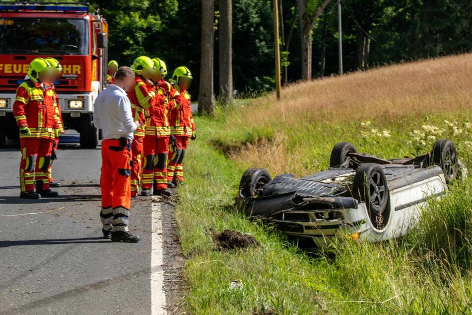 Unfall im Erzgebirge: Skoda-Fahrer landet auf dem Dach