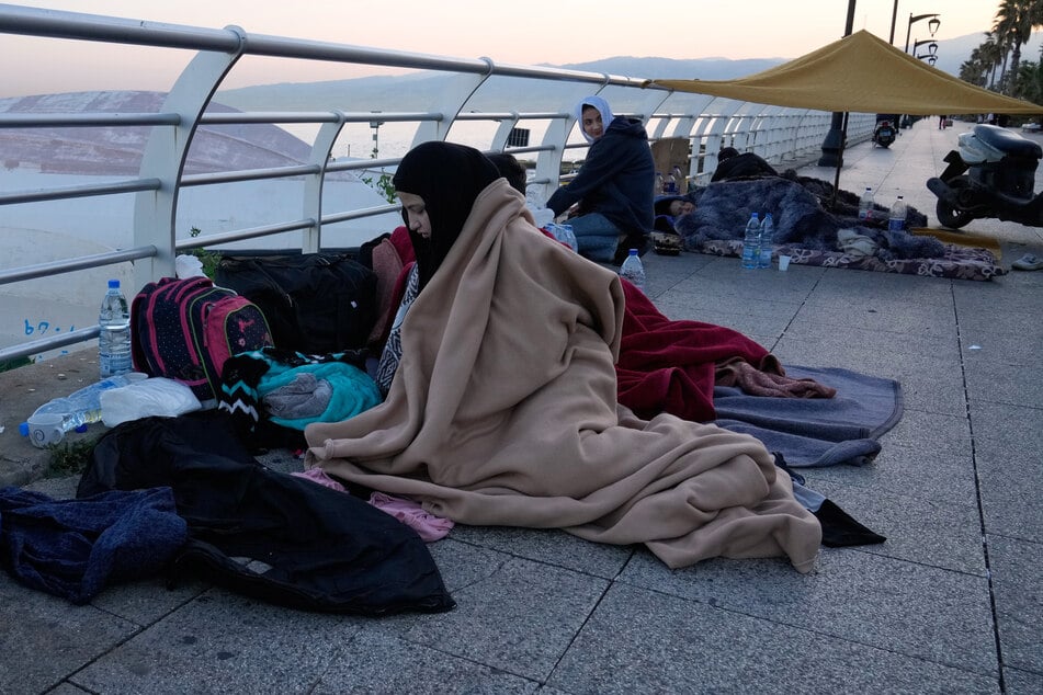 Vertriebene, die vor israelischen Luftangriffen in Beiruts südlichen als Dahija bekannten Vororten fliehen, schlafen an der Corniche von Beirut.