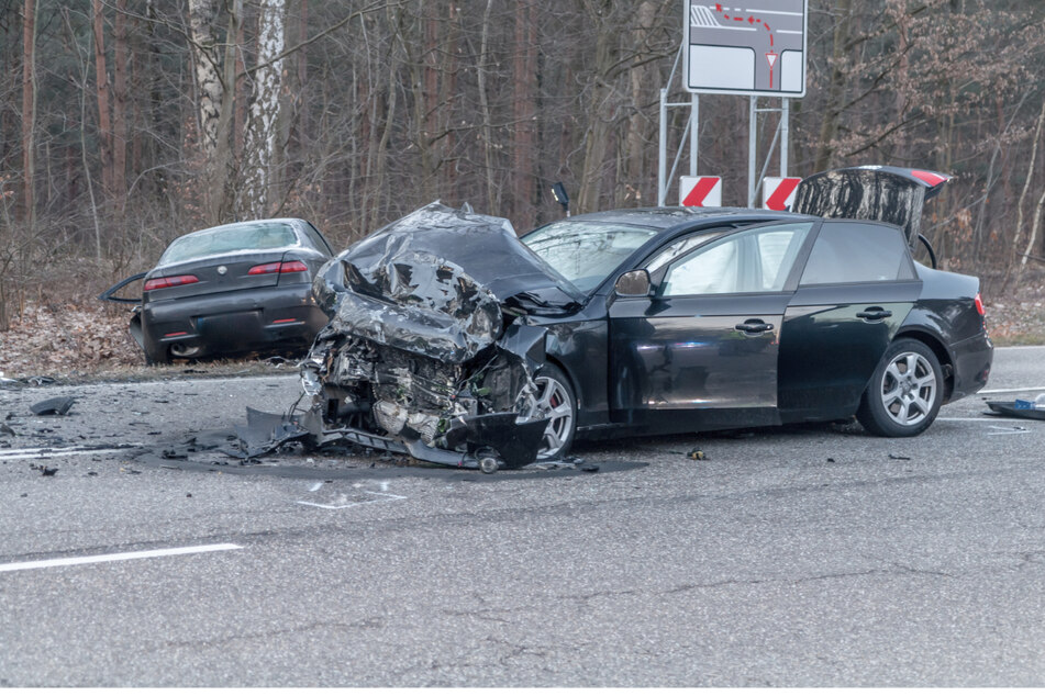 Autos krachen zusammen: Zwei Schwerverletzte