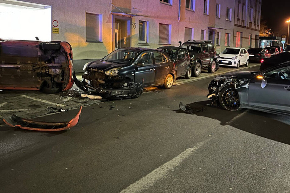 Chaos-Fahrt gerät außer Kontrolle: Mann baut Mega-Crash - Polizei misst heftigen Promille-Wert