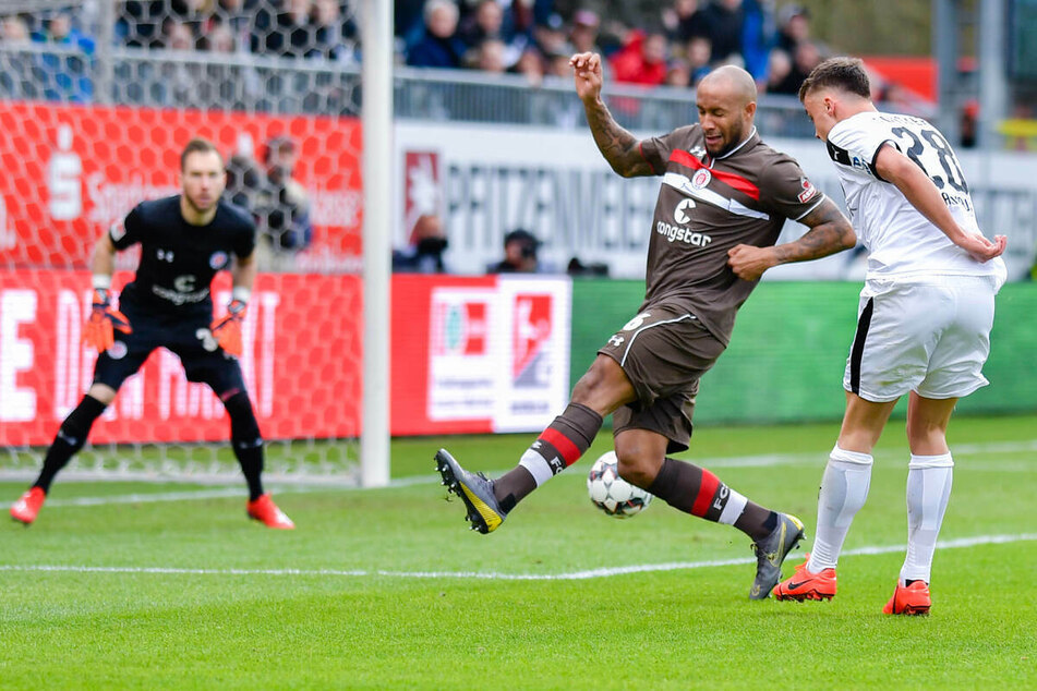 Christopher Avevor (M.), Kapitän des FC St. Pauli, muss erneut am Sprunggelenk operiert werden. (Archivfoto)