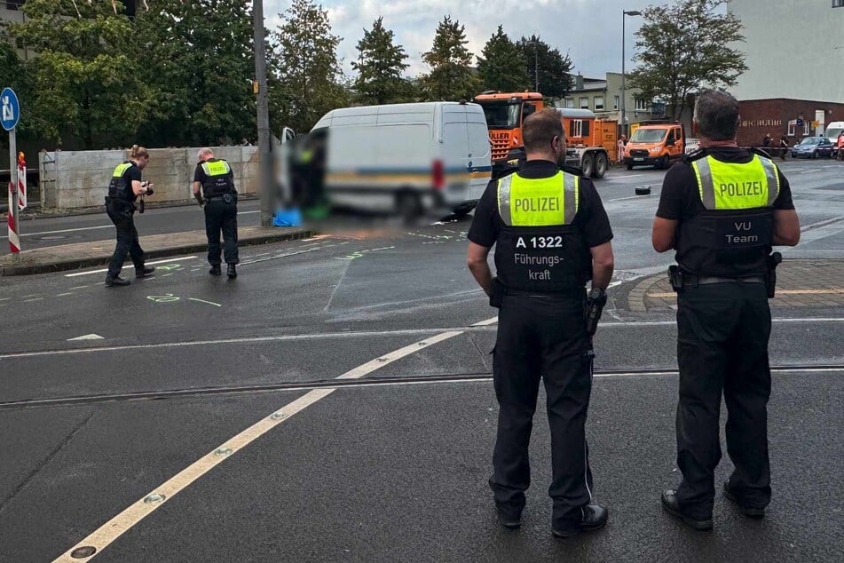 Tödliches Unfall-Drama in Köln: Rollerfahrer stirbt nach Crash mit Transporter