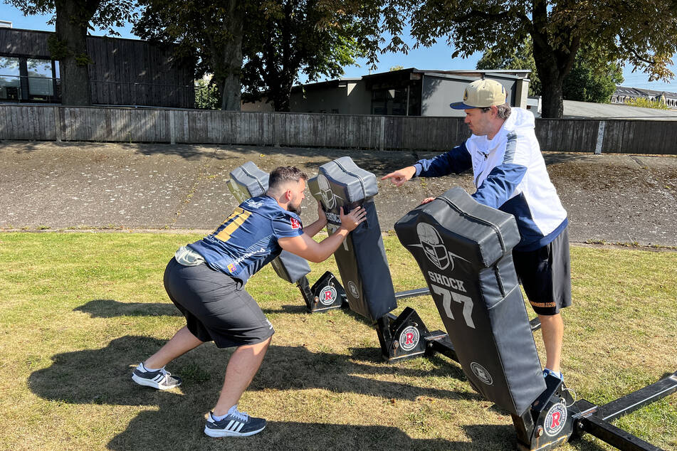 Vom O-Line-Coach der Monarchs, Erik Keil (39, r.), gab's für José Ariza Paredes gleich die erste Einführung.