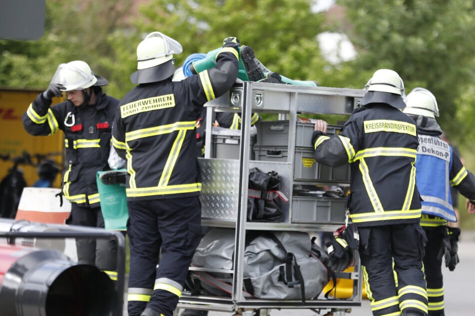 Mindestens zwölf Menschen sind nach dem Fund eines verdächtigen Pakets verletzt worden. Zahlreiche Rettungskräfte rückten aus.