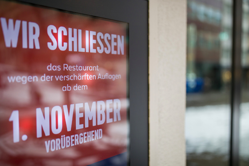 "Wir schliessen das Restaurant wegen der verschärften Auflagen ab dem 1. November vorübergehend" steht auf einem Schild vor einem Restaurant in der Nürnberger Innenstadt.