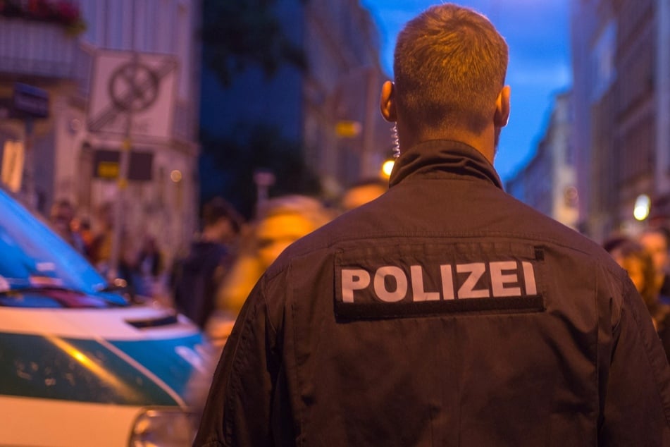 Ein 41-Jähriger trug eine tiefe Schnittverletzung davon. Die Polizei traf ein, als die Vermummten bereits geflüchtet waren.
