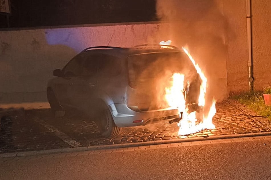 Ein handelsübliches Teelicht war auf das rechte Hinterrad platziert worden.