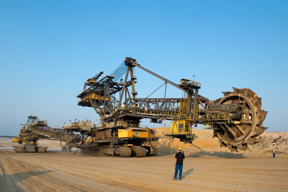 In der Lausitz wird seit Jahrzehnten mit tonnenschweren Schaufelradbaggern Braunkohle abgebaut.