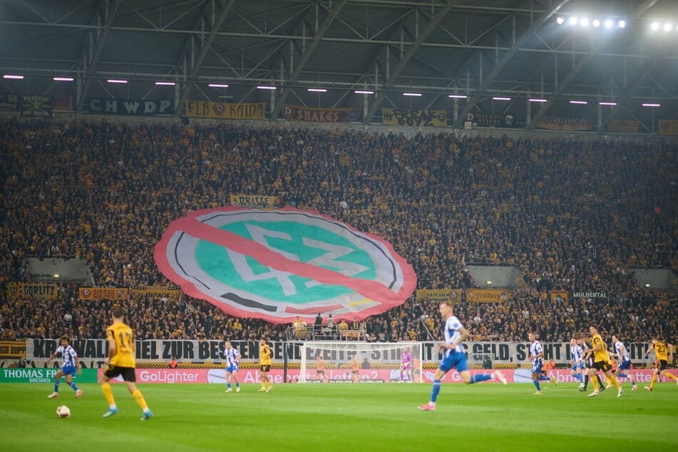 Die Dynamo-Fans zeigen ihre Kritik am Deutschen Fußball-Bund.