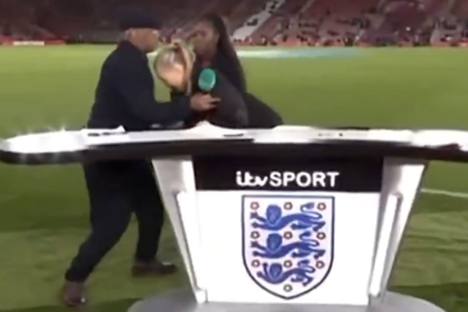 Ian Wright (62, l.) fing Laura Woods (38, M.) auf, als sie vor den TV-Kameras kollabierte.