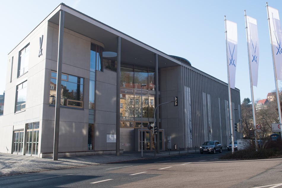 Kinder können in der Erlebniswelt Meissen ihr eigenes Porzellan bemalen.
