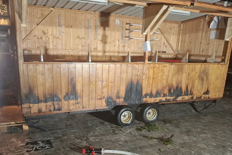 Polizei sucht Brandstifter: Buden am Christkindlmarkt in Schorndorf angezündet