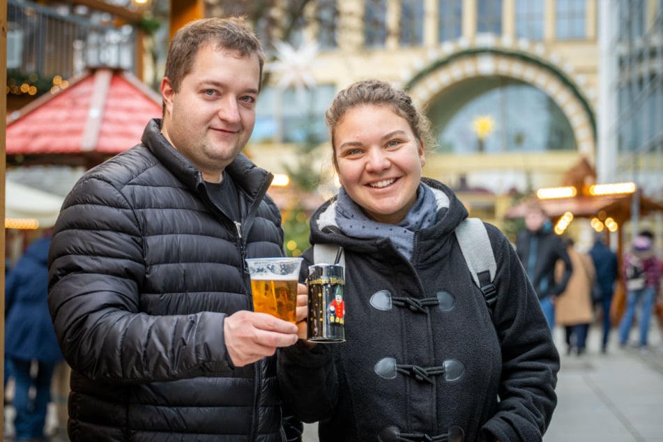 Während Michael (32, l.) zum kalten Bier greift, entscheidet sich Laura (25) für eine heiße Schokolade.