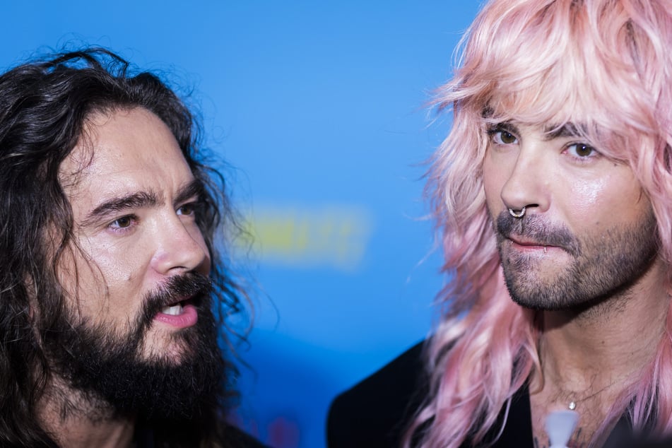 Alles andere als begeistert: Insgesamt 14 Koffer von Tom (l.) und Bill Kaulitz (beide 37) waren zwischenzeitlich verschwunden.