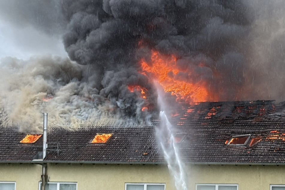 Das Feuer wütete so stark im Inneren des Hauses, dass es nur von außen bekämpft werden konnte.