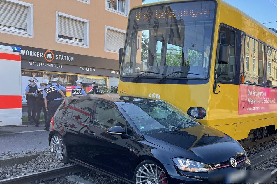 Stuttgart-Bad Cannstatt: VW-Fahrer kracht mit Stadtbahn zusammen, zwei Verletzte