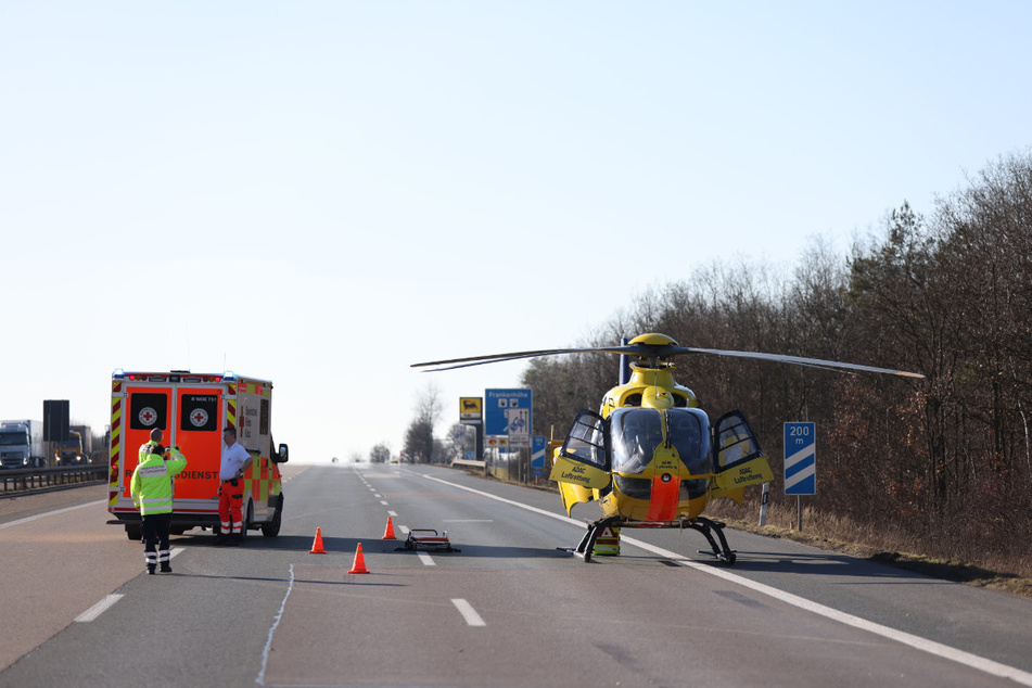 Mit einem Rettungshubschrauber wurde der 59-jährige Lastwagenfahrer in eine Klinik nach Würzburg gebracht.