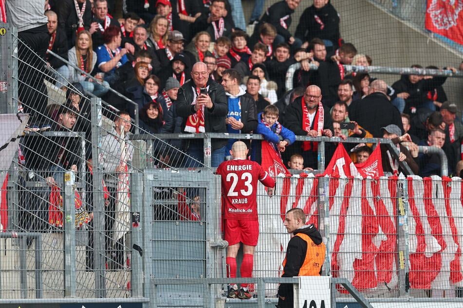 Krauß auf dem Zaun! Maximilian Krauß (Nr. 23) hat sich in Windeseile in die Herzen der Energie-Fans gespielt.