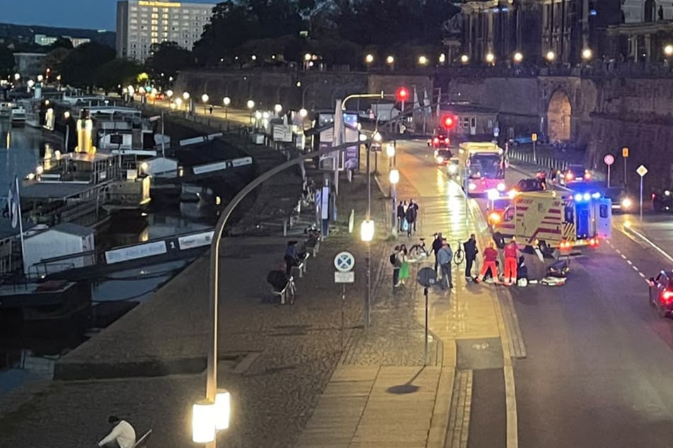 Rettungskräfte sind am Sonntagabend auf dem Terrassenufer im Einsatz.