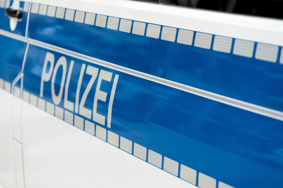 In Krefeld hat ein Unbekannte einem Rollstuhlfahrer die Goldkette vom Hals gerissen und ist mit der Beute geflüchtet. Die Polizei sucht nun Zeugen (Symbolbild).