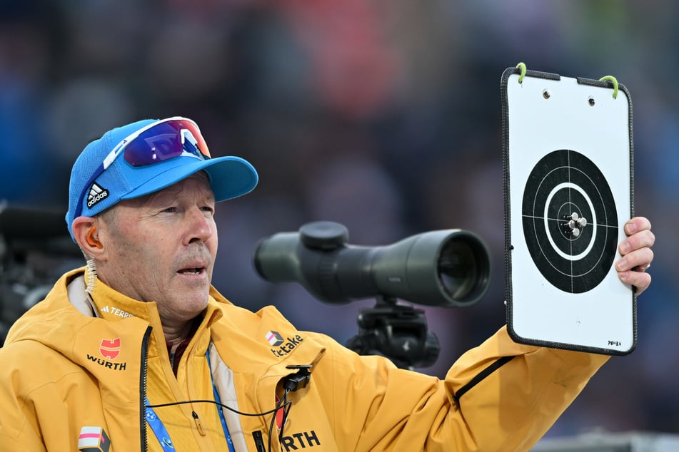 Biathlon-Bundestrainer Uros Velepec (57) konnte mit der Leistung seiner Schützlinge nicht zufrieden sein.