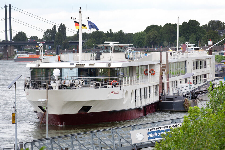 Das Hotelschiff "Bellejour" liegt in Düsseldorf. Die Landeshauptstadt nutzt ein Hotelschiff auf dem Rhein als Quarantäne-Quartier für Corona-Infizierte.