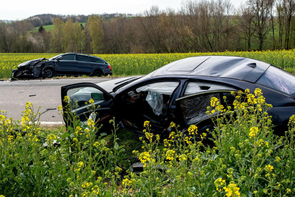 Drei Verletzte bei Frontalcrash: Skoda und BMW landen in Rapsfeld