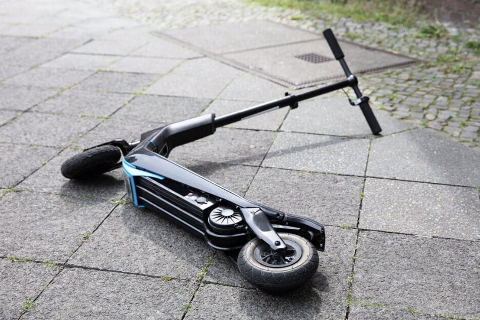 Die Jugendlichen waren auf einem E-Scooter unterwegs und hatten den inzwischen Verstorbenen auf einem Fußweg erfasst. (Symbolfoto)