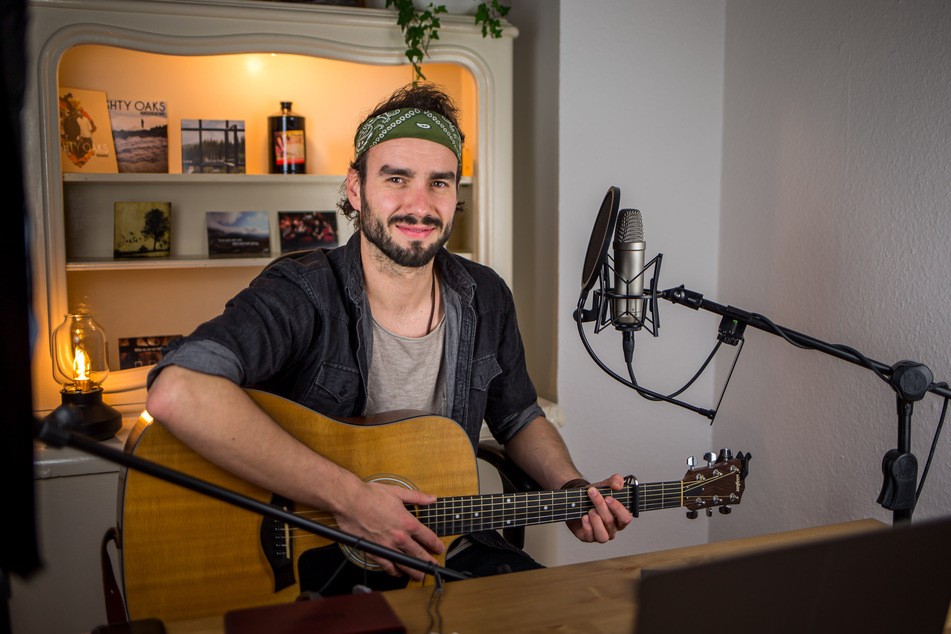 Jan Thierfelder (30) sitzt bei einem Sofa-Konzert in seinem Wohnzimmer.
