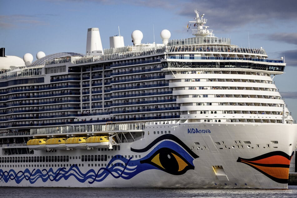 Die AIDAnova hat ihre Route dem Wetter angepasst und kehrt frühzeitig nach Hamburg zurück. (Archivbild)